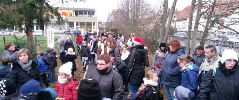 Les enfants décorent le chemin de l'arbre de Noël