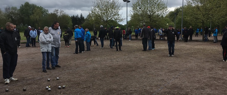 Il y avait foule sur le terrain de pétanque