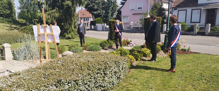 Cérémonie devant le monument aux morts